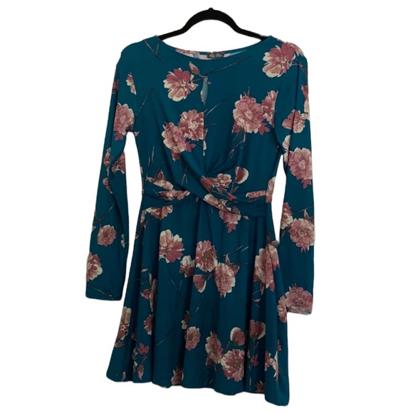 Lily Rose Dresses & Skirts - Lily Rose Floral twist front swing dress